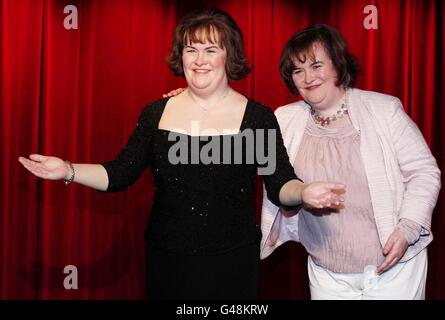 IL RACCOLTO ALTERNATIVO Singer Susan Boyle (a destra) svela un lavoro di cera di se stessa all'apertura di Madame Tussauds Blackpool. PREMERE ASSOCIAZIONE foto. Data foto: Martedì 19 aprile 2011. Il credito fotografico deve essere: Peter Byrne/PA Wire Foto Stock