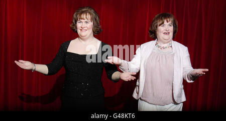 La cantante Susan Boyle (a destra) svela un'opera di cera di se stessa all'apertura di Madame Tussauds Blackpool. Foto Stock