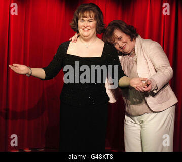 La cantante Susan Boyle (a destra) svela un'opera di cera di se stessa all'apertura di Madame Tussauds Blackpool. Foto Stock