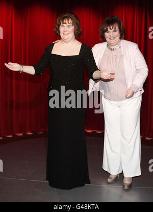 La cantante Susan Boyle (a destra) svela un'opera di cera di se stessa all'apertura di Madame Tussauds Blackpool. Foto Stock