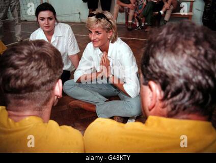 DIANA PRINCESS OF WALES PARLA CON UNA SQUADRA DI PALLAVOLO A ZENICA, IN BOSNIA, CHE È COMPOSTA DA VITTIME DI MINE TERRESTRI OGGI (SAT) IMMAGINE DI STEFAN ROUSSEAU Foto Stock