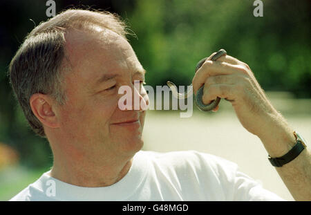 MP Ken Livingstone a un photocall presso lo Zoo di Londra. Signor Livingstone, un forte sostenitore della fauna selvatica, pone con un serpente liscio. È uno dei soli 2.000 rimanente in Gran Bretagna. Foto Stock