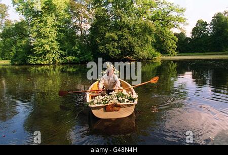 I fiori lasciati dai lutto alle porte della tenuta di Althorp sono rosticciati sull'isola nell'Oval, dove il corpo di Diana, principessa di Galles, è stato messo a riposo, dal guardiano di Althorp. Foto Stock