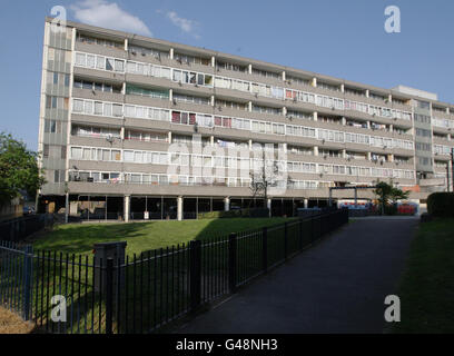 Vista generale del blocco Missenden sulla tenuta di Aylesbury a Walworth, nel sud-est di Londra, dove un ragazzo di 14 anni è caduto alla sua morte dal sesto piano del blocco torre dopo aver aperto la finestra della sua camera da letto per guardare fuori. Foto Stock