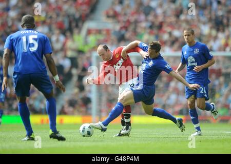 Calcio - Barclays Premier League - Manchester United / Everton - Old Trafford. Phil Jagielka di Everton (al centro a destra) e Wayne Rooney del Manchester United (al centro a sinistra) lottano per la palla Foto Stock