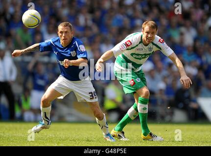 Calcio - Npower Football League Championship - Cardiff City / Queens Park Rangers - Cardiff City Stadium. Craig Bellamy (a sinistra) e Kaspars Gorkss (a destra) del Queens Park Rangers combattono per la palla. Foto Stock