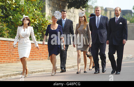 I membri della famiglia reale (da sinistra) la principessa Eugenie, contessa di Wessex, Tim Lawrence, la principessa Beatrice, la principessa Anna (oscurata) il principe Andrew e il principe Edoardo arrivano per il servizio di Pasqua Matins alla Cappella di San Giorgio, Castello di Windsor. Foto Stock