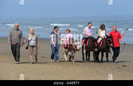 La gente si gode il sole sulla spiaggia di Saltburn-by-the-Sea a Cleveland mentre il clima caldo continua in alcune parti del Regno Unito. Foto Stock