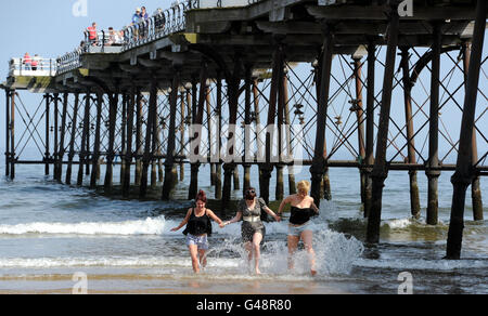 La gente si gode il sole sulla spiaggia di Saltburn-by-the-Sea a Cleveland mentre il clima caldo continua in alcune parti del Regno Unito. Foto Stock