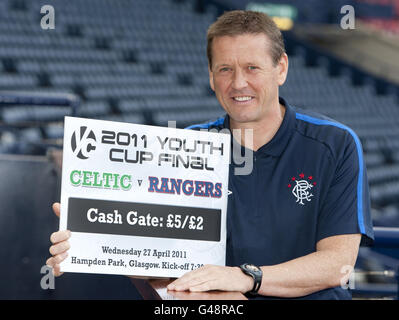 FOTO SPECIALE - RILASCIATA ESCLUSIVAMENTE ATTRAVERSO L'ASSOCIAZIONE STAMPA PER L'USO DA PARTE DI QUOTIDIANI NAZIONALI E REGIONALI - SOLO REGNO UNITO E IRLANDA. NESSUNA VENDITA. Il manager degli Under 19s di Rangers, Billy Kirkwood, promuove la finale della Coppa della Gioventù SFA contro Celtic il 27 aprile 2011, durante una fotocall ad Hampden Park, Glasgow. Data foto: Lunedì 25 aprile 2011. Il credito fotografico dovrebbe essere: Aileen Wilson/Rangers FC/PA. PER ULTERIORI IMMAGINI RANGERS O LICENZE DI QUESTE IMMAGINI PER ALTRI USI - SI PREGA DI CONTATTARE EMPICS - 0115 844 7447 O INFO@EMPICS.COM Foto Stock