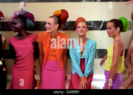 La London Fashion Week - Matthew Williamson Collezione Primavera/Estate - 1998 Foto Stock