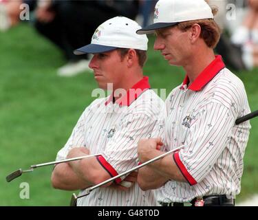 USA Ryder Cup abbinare Justin Leonard (a sinistra) e Brad Faxon - un quadro di concentrazione durante il gioco a Valderrama, Spagna oggi (Sabato). Vedi PA Story GOLF Ryder. Foto di Rebecca Naden/PA. Foto Stock