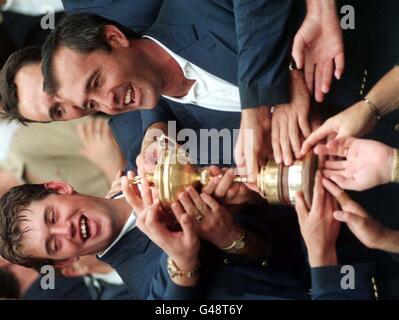 Il team europeo Ryder Cup Capitano Severiano Ballesteros con la ha mantenuto la Coppa in Valderrama oggi (Domenica). Foto di Rebecca Naden/PA. Foto Stock