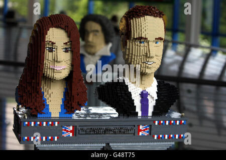 La replica lego teste di Prince William e Catherine Middleton in mostra a LEGOLAND Windsor. Foto Stock