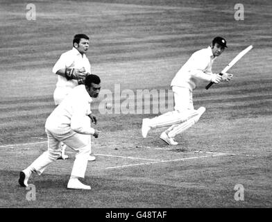 Cricket - MCC / Glamorgan - secondo giorno - del Signore. Keith Fletcher gioca una palla dietro da Peter Walker Foto Stock