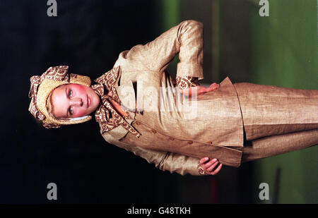 Un modello indossa una tuta per pantaloni in lino con cofano abbinato nella miscela complementare di oro e marrone che ha dominato l'ultima collezione di Vivienne Westwood alla London Fashion Week Today (lunedì). Scopri la storia della PA FASHION Week. Foto di Neil Munns/PA Foto Stock