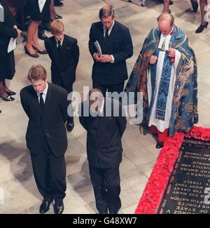 LON13 Conte Spencer anteriore (L), il fratello di Diana, il principe William anteriore (R), il principe Harry torna (L), il Principe Carlo indietro (C) e il molto Reverand Dr. Welsey Carr stand nella Westminster Abbey all'inizio del servizio funebre per Diana, principessa di Galles 06 settembre.EGGITT:piscina AFP Foto Stock