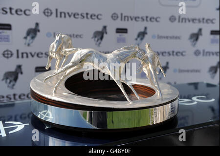Corse ippiche - Investec Spring Meeting - Ippodromo di Epsom Downs. Una visione generale del Trofeo Investec Derby Foto Stock
