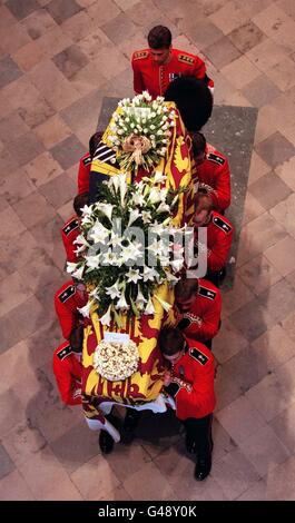 Funerali di Diana, principessa di Galles, Londra, 6 settembre 1997 Express foto da John Downing Diana la bara è portato nella Westminster Abbey Foto Stock