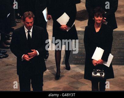 Funerali di Diana, principessa di Galles, 6 settembre 1997 Express foto da John Downing all'interno di Westminster Abbey. Il primo ministro Tony Blair e sua moglie Cherie. Foto Stock