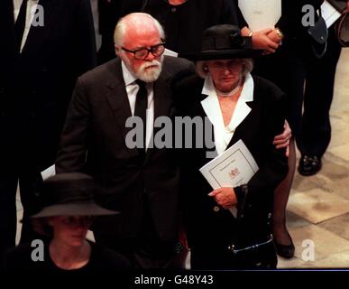 Funerali di Diana, principessa di Galles, 6 settembre 1997 Express foto da John Downing all'interno di Westminster Abbey. Sir Richard Attenborough e moglie. Foto Stock