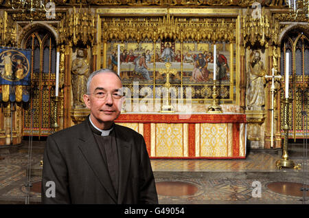 Il Decano di Westminster Abbey, Dr John Hall, sull'altare maggiore dell'Abbazia di Westminster, prima del matrimonio reale del Principe William e Kate Middleton alla chiesa questo venerdì. Foto Stock