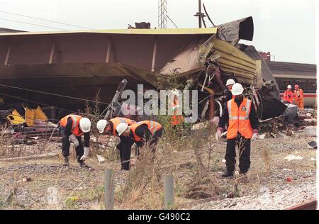 Il clear-up continua presso il luogo del venerdì Southall rail crash di oggi (Sat), dopo che un treno Great Western express è stato arato in un treno merci lasciando sei morti e più di 160 feriti. Vedi la storia di PA RAIL Crash. FOTO IN PISCINA di Michael Crabtree/PA 19/09/02 : i parenti delle vittime del disastro ferroviario di Southall stavano pagando i loro propri omaggi privati nel quinto anniversario della tragedia. Sette persone sono morte e 147 sono state ferite quando un treno espresso del Great Western ha urtato con un treno merci vuoto a Londra ovest nel settembre 1997. Foto Stock