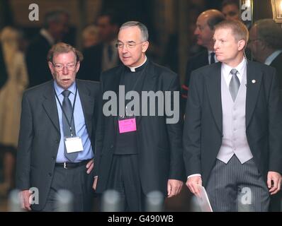 Il decano di Westminster il reverendo Dr John Hall all'ingresso dell'Abbazia di Westminster prima delle nozze del Principe William e Kate Middleton. Foto Stock