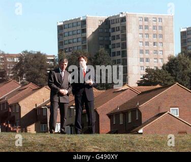 Il primo ministro Tony Blair (destra) e il segretario di casa Jack Straw (sinistra) visitano la tenuta di Whitehawk, a Brighton, oggi (giovedì), prima di parlare con i membri locali del Whitehawk Crime Forum, che lavora in collaborazione con la polizia per elaborare programmi per deviare i giovani lontano dal crimine. Foto Stock