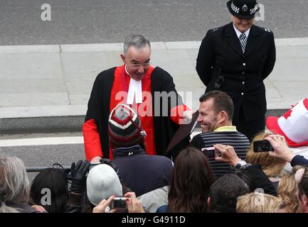 Il decano di Westminster, il reverendo Dr John Hall arriva all'Abbazia di Westminster prima del matrimonio tra il Principe William e Kate Middleton. Foto Stock