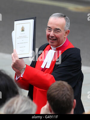 Il decano di Westminster, il reverendo Dr John Hall arriva all'Abbazia di Westminster prima del matrimonio tra il Principe William e Kate Middleton. Foto Stock