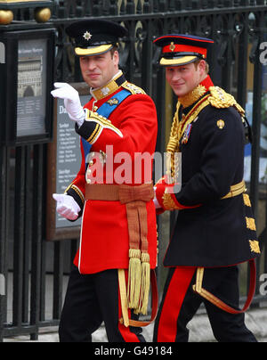 Il Principe William (a sinistra), arriva con il fratello Prince Harry all'Abbazia di Westminster, a Londra, prima del suo matrimonio con Kate Middleton. Foto Stock