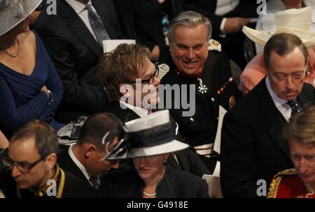 Il cantante Elton John (al centro) arriva a Westminster Abbey, Londra, dove il principe William e Kate Middleton si sposeranno più tardi oggi. Foto Stock