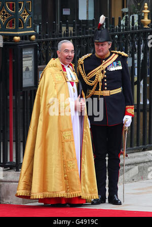 Il Decano di Westminster, il reverendo Dr John Hall (a sinistra) a Westminster Abbey, Londra prima del matrimonio reale. Foto Stock