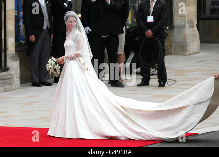 Kate Middleton arriva a Westminster Abbey, Londra, prima del suo matrimonio con il principe William. Foto Stock