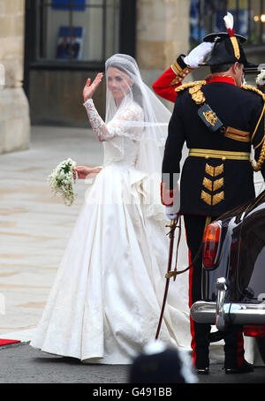 Kate Middleton arriva a Westminster Abbey, Londra, prima del suo matrimonio con il principe William. Foto Stock