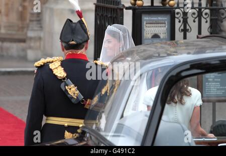 Kate Middleton arriva all'abbazia di Westminster per il suo matrimonio con il principe William. Foto Stock