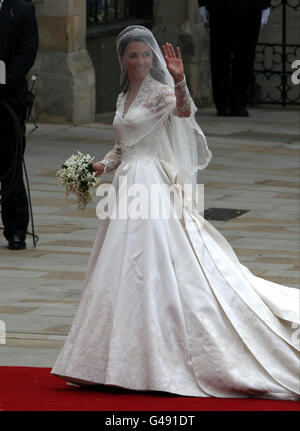 Kate Middleton ondeggia quando arriva all'abbazia di Westminster prima del suo matrimonio con il principe William. Foto Stock