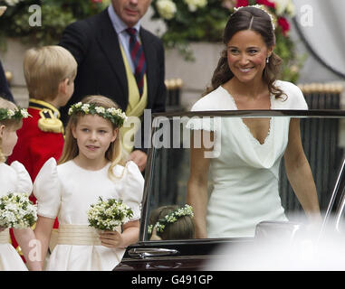 Maid of Honor Pippa Middleton, la sorella di Kate Middleton (a destra) e la sirena Margarita Armstrong-Jones (seconda da sinistra) lasciano il Garing Hotel per l'Abbazia di Westminster prima del Royal Wedding di Kate Middleton e del Principe William. Foto Stock