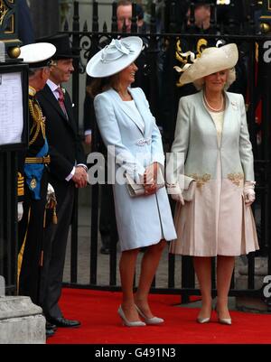 Michael (seconda a sinistra), Carole Middleton (seconda a destra), madre e padre di Kate con il Principe di Galles (sinistra) e Camilla, Duchessa di Cornovaglia (destra) dopo il matrimonio reale all'Abbazia di Westminster, Londra. PREMERE ASSOCIAZIONE foto. Data immagine: Venerdì 29 aprile 2011. Vedere IL MATRIMONIO storia PA. Il credito fotografico dovrebbe essere: Gareth Fuller/PA Wire Foto Stock