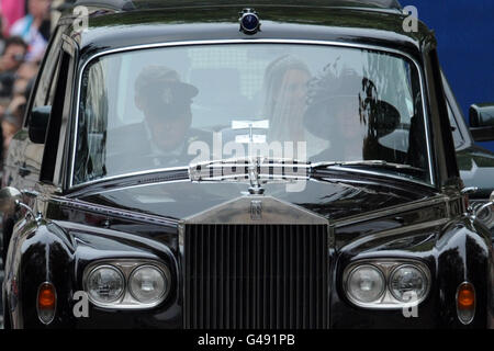 Kate Middleton accompagnato da suo padre Michael Middleton viaggia all'Abbazia di Westminster a Londra per il suo matrimonio con il principe William. Foto Stock