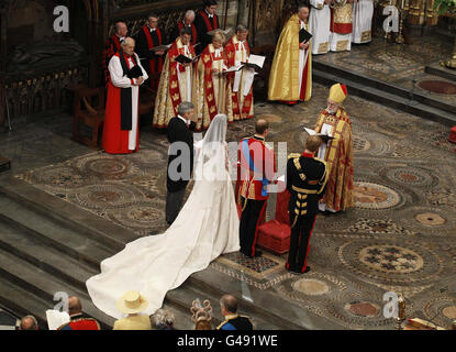 L'arcivescovo di Canterbury Rowan Williams, sposa il principe William (seconda a destra) e Kate Middleton (seconda a sinistra), come Michael Middleton, padre di Kate Middleton (a sinistra), e il migliore principe Harry (a destra), guardano durante il servizio di nozze all'Abbazia di Westminster al Royal Wedding di Londra. Foto Stock