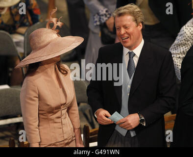 Charles Spencer, nono conte di Spencer, fratello della principessa Diana parla con una donna non identificata prima del servizio di nozze all'Abbazia di Westminster al Royal Wedding di Londra. Foto Stock