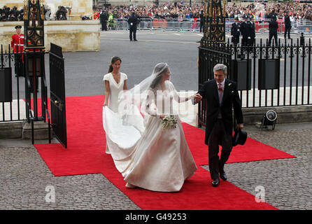 Kate Middleton accompagnato dal padre Michael e dalla sorella Pippa arriva all'Abbazia di Westminster. Foto Stock