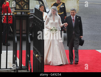 Kate Middleton accompagnato dal padre Michael e dalla sorella Pippa arriva all'Abbazia di Westminster. Foto Stock