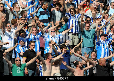 Calcio - npower Football League 1 - Milton Keynes Dons / Huddersfield Town - stadio:mk. I fan di Huddersfield Town si acclamano dal loro lato negli stand Foto Stock