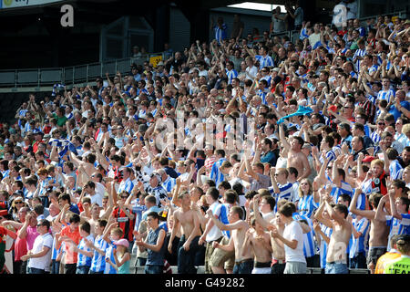 I tifosi di Huddersfield Town si acclamano al loro fianco nelle tribune Foto Stock