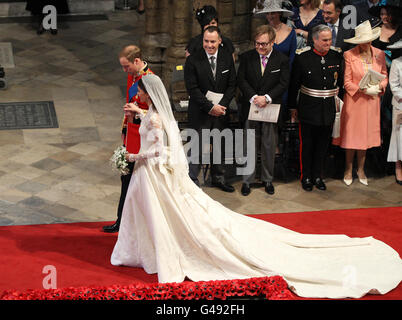 Il Principe William della Gran Bretagna e il suo fidanzato Kate Middleton camminano fino alla navata dell'Abbazia di Westminster a Londra il matrimonio del Principe William della Gran Bretagna e Kate Middleton, nel centro di Londra. Foto Stock