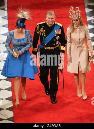 Il principe Andrea con le sue figlie, la principessa Eugenie (a sinistra) e la principessa Beatrice (a destra) arriva all'abbazia di Westminster Foto Stock