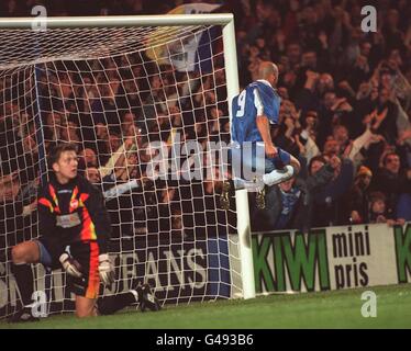 Gianluca Vialli di Chelsea festeggia uno dei tre gol nella vittoria di stasera (giovedì) 7-1 su Tromso nella Coppa europea Vincitore 2° turno 2° tappa, a Stamford Bridge. Foto di David Cheskin/PA Foto Stock